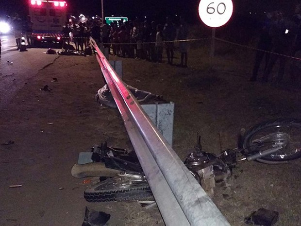 Casal em moto na BA é lançado em guard-rail após batida e morre