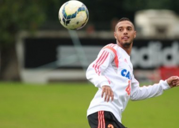 Vitória oficializa contratação do atacante Paulinho, do Flamengo