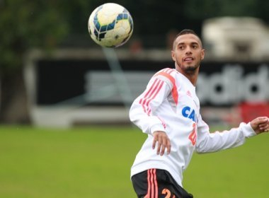 Vitória oficializa contratação do atacante Paulinho, do Flamengo