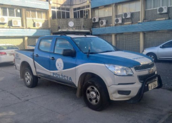 Homem é executado com cerca de 20 tiros e jovem é atingida por tiro de raspão
