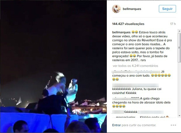 Bell Marques leva rasteira e cai junto com fã em palco de show