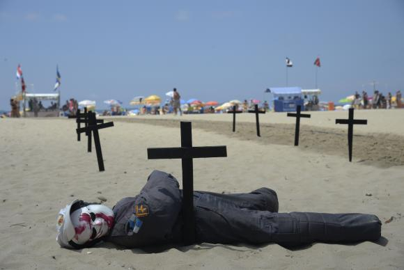 Copacabana sedia protesto contra a morte de PMs no Rio