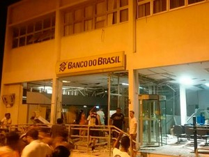 Criminosos ‘metralham’ sede da PM, explodem banco e fogem com reféns