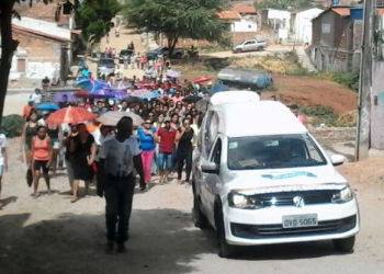 Corpos de funcionários do BNB mortos na BR 116 são sepultados em Araci e Serrinha