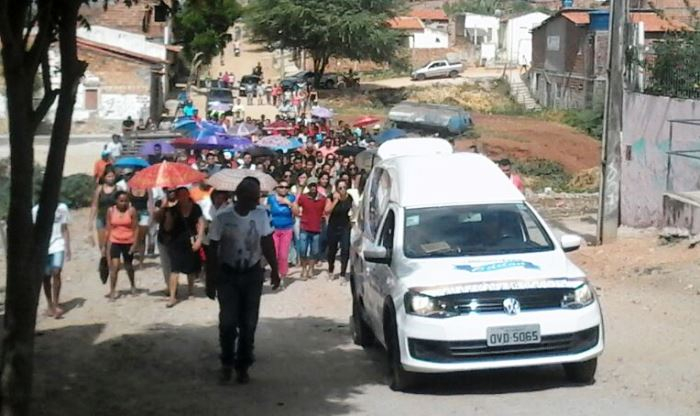 Corpos de funcionários do BNB mortos na BR 116 são sepultados em Araci e Serrinha