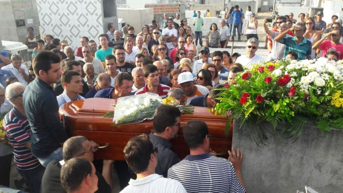 Corpo do ex-prefeito Doutor Toninho é sepultado em Valente