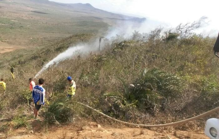 Fogo destrói vegetação na Serra do Voo Livre em Santa Terezinha