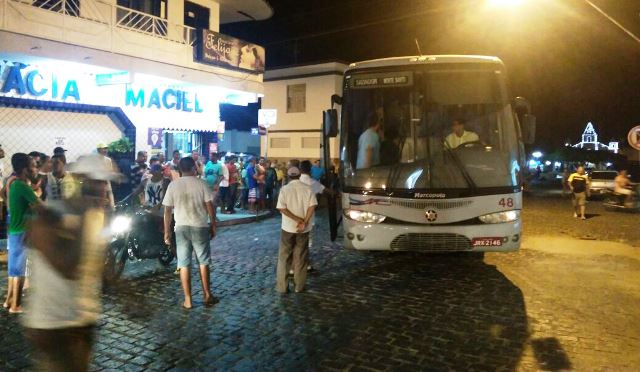 Homem morre atropelado por ônibus no centro de Retirolândia