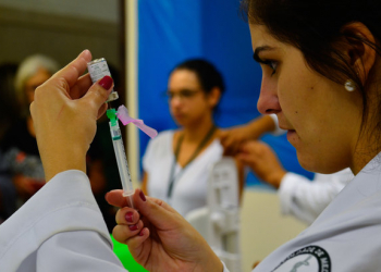 Rede pública começa a vacinar meninos de 12 e 13 anos contra o HPV