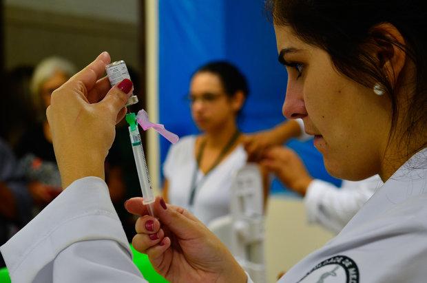 Rede pública começa a vacinar meninos de 12 e 13 anos contra o HPV