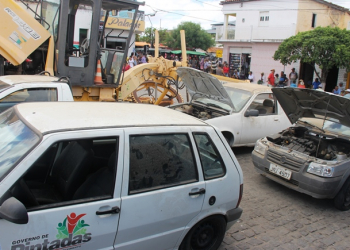 Pintadas I – Prefeito expõe em praça pública frota de veículos totalmente sucateada