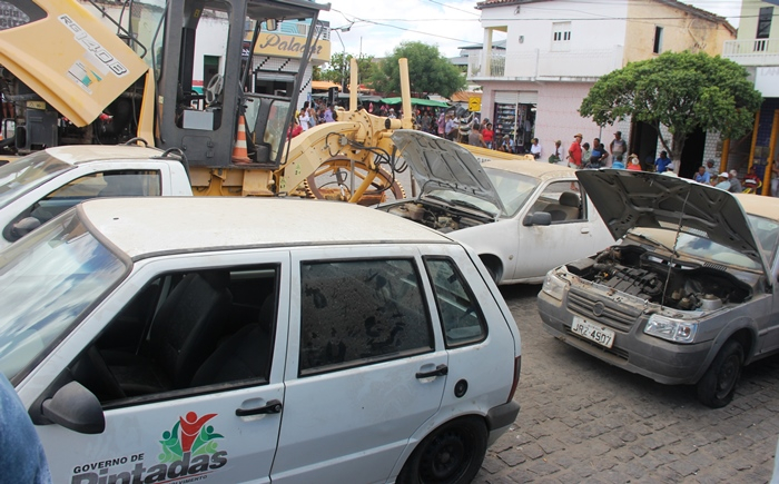 Pintadas I – Prefeito expõe em praça pública frota de veículos totalmente sucateada