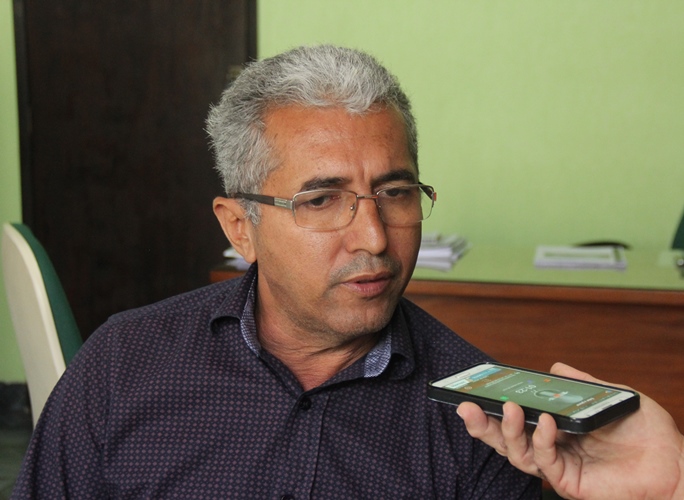 Pintadas I – Prefeito expõe em praça pública frota de veículos totalmente sucateada