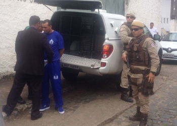 Preso com quase 300 kg de drogas, vereador toma posse algemado