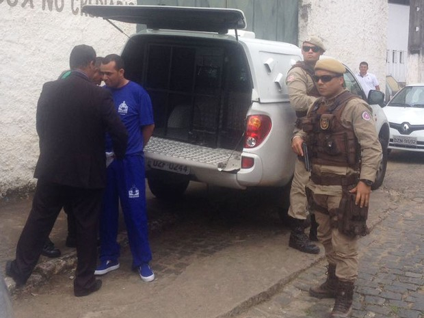 Preso com quase 300 kg de drogas, vereador toma posse algemado