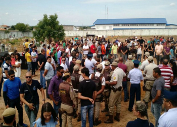 PMs executados durante tentativa de assalto a banco são enterrados na BA