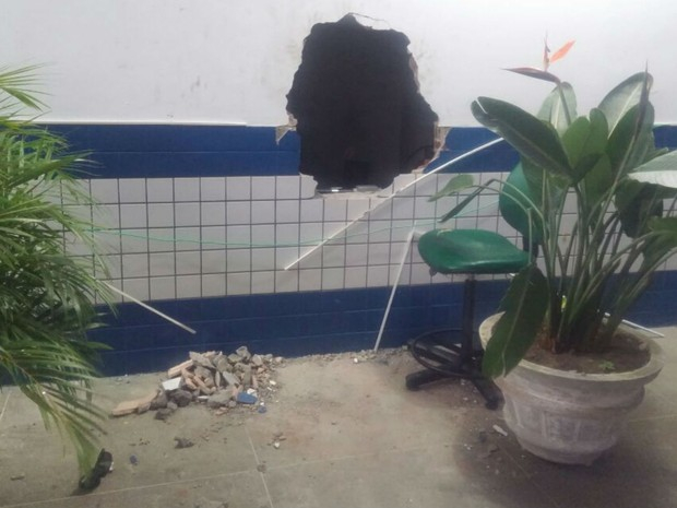 Homens armados amarram vigilante e arrombam caixas eletrônicos na Bahia