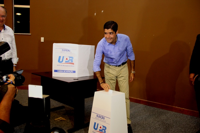 Eleição da UPB – ACM Neto vota declarado em Luciano Pinheiro