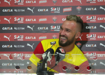 Willian Farias fala sobre Marinho: ‘Vitória vai parar porque ele não tá aqui? Pego minha chuteira e vou embora’