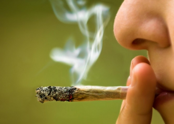 Mulher liga para polícia para reclamar do preço da maconha