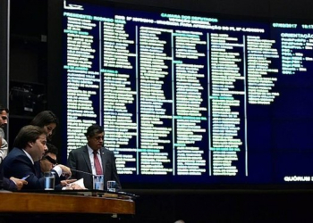 Câmara aprova urgência de projeto que tira poderes do TSE