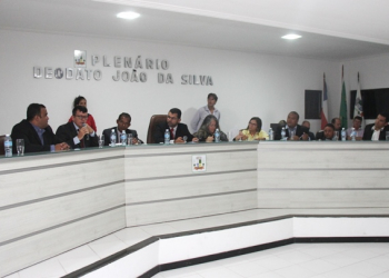 Com a presença do prefeito e do vice, trabalho do legislativo é aberto em Retirolândia