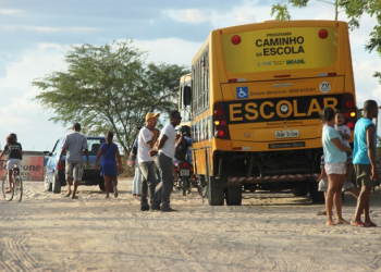 Coité – Estudante fica ferido após ser empurrado e cair debaixo de ônibus escolar