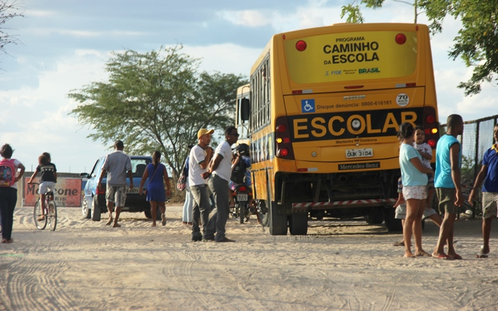 Coité – Estudante fica ferido após ser empurrado e cair debaixo de ônibus escolar