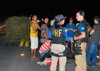 Motociclista desvia de feno caído em pista, bate em carro e morre