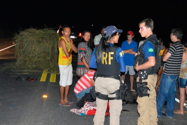 Motociclista desvia de feno caído em pista, bate em carro e morre