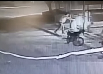 Câmera de segurança flagra momento que criminoso faz vários disparos e mata homem na cidade de Miguel Calmon