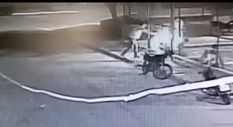 Câmera de segurança flagra momento que criminoso faz vários disparos e mata homem na cidade de Miguel Calmon