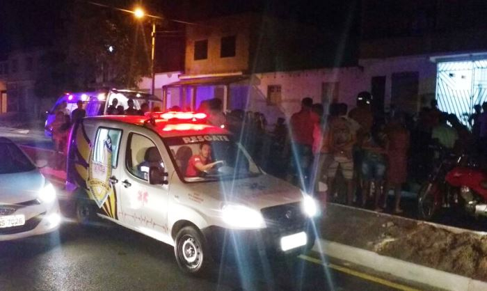 Coité – Motorista fica ferido depois de capotar veículo na Avenida Otacílio Gonçalves