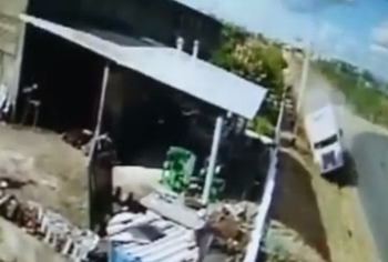 Valente: caminhão baú se perde na curva da APAEB desce ribanceira e não vira (Veja o vídeo)