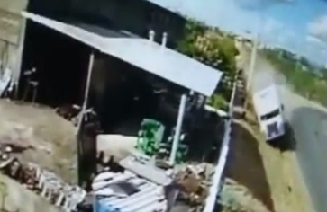 Valente: caminhão baú se perde na curva da APAEB desce ribanceira e não vira (Veja o vídeo)