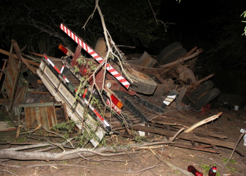 Riachão do Jacuípe – Caminhoneiro morre e carona fica ferido em capotamento na BR 324