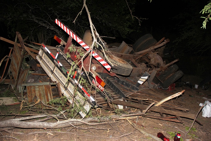Riachão do Jacuípe – Caminhoneiro morre e carona fica ferido em capotamento na BR 324
