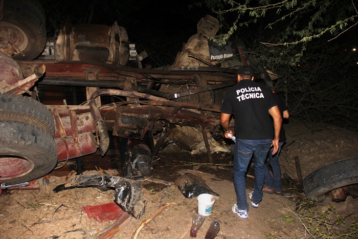 Riachão do Jacuípe – Caminhoneiro morre e carona fica ferido em capotamento na BR 324