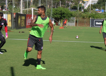 Luzense Carlos participa de 1º treino pelo Inter e faz gol de calcanhar