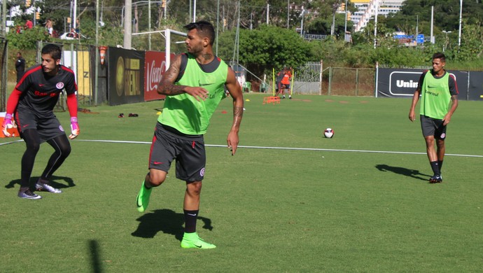 Luzense Carlos participa de 1º treino pelo Inter e faz gol de calcanhar