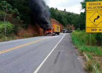 Carreta dos Correios pega fogo na BR 101