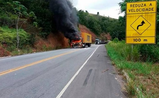Carreta dos Correios pega fogo na BR 101
