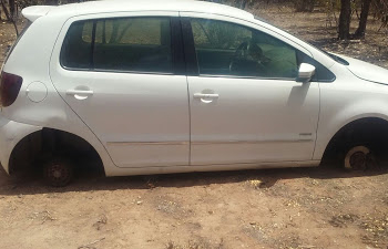 Carro com placa de Feira de Santana é abandonado sem os pneus na zona rural de Riachão