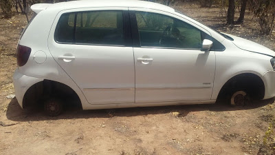 Carro com placa de Feira de Santana é abandonado sem os pneus na zona rural de Riachão