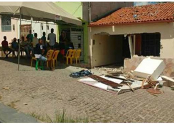 Revoltados com assassinato de jovem, populares destroem casa de criminoso em Ipirá