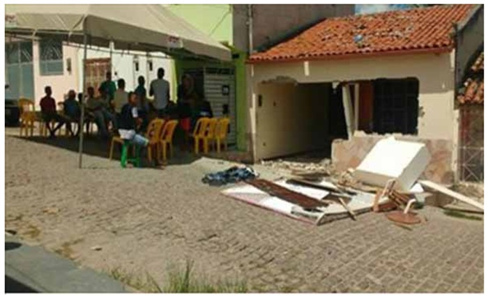 Revoltados com assassinato de jovem, populares destroem casa de criminoso em Ipirá