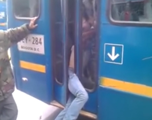 Motorista prende ladrão em porta de ônibus e dirige até delegacia; veja vídeo