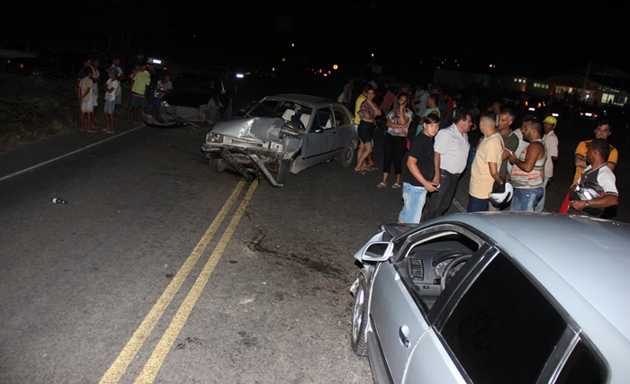 Salgadália – Idoso é transferido depois de bater carro de frente na BA 411; ao todo quatro veículos se envolveram