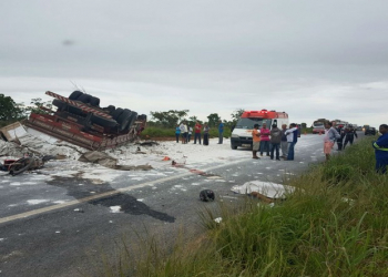 Dois morrem após colisão em carreta tombada em trecho da BR-020, na BA