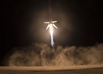 Bate-volta espacial: empresa levará dois turistas para viagem à lua em 2018